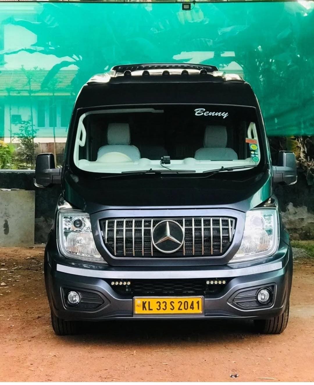 Benny Travels premium van