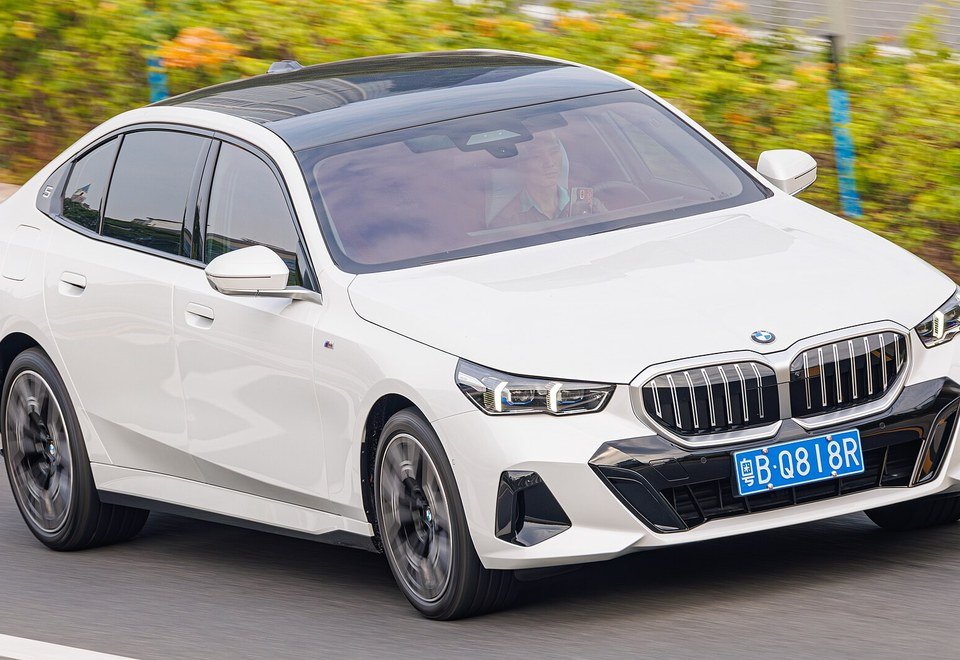 Premium sedan for weddings and corporate events